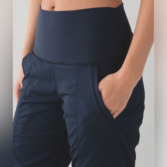 Lululemon Black IN FLUX Jogger Crop Pants Swift Sz 4 Black No Flaws - Picture 2 of 8